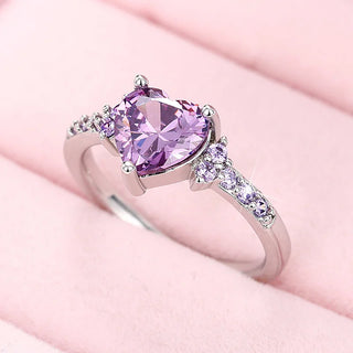 Anillo de novia con corazón morado y encanto