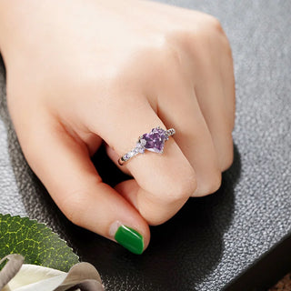 Anillo de novia con corazón morado y encanto