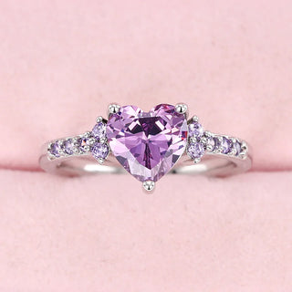 Anillo de novia con corazón morado y encanto