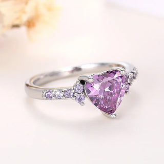 Anillo de novia con corazón morado y encanto